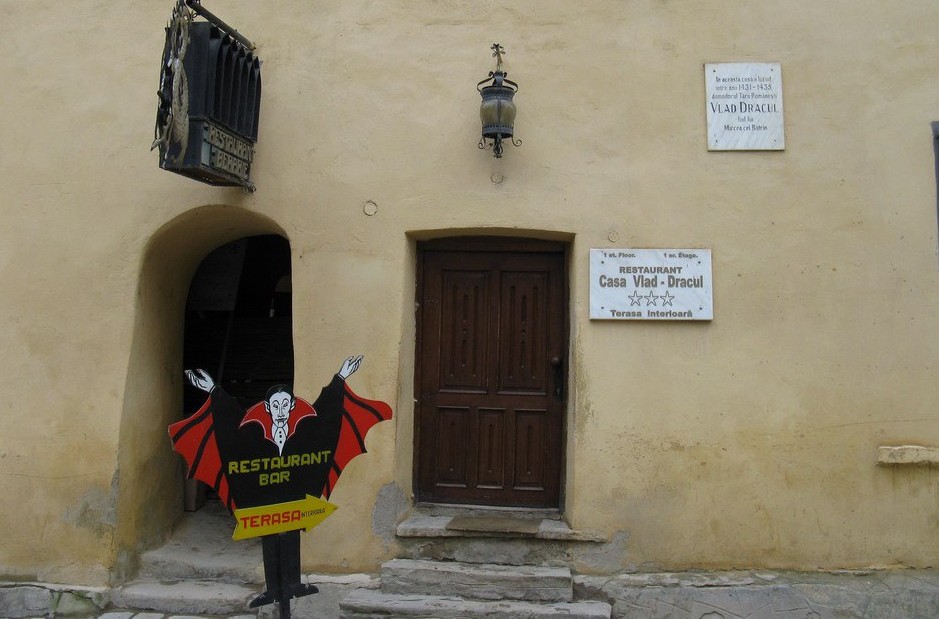 Дом, где родился Дракула: ресторан и мемориальная доска.