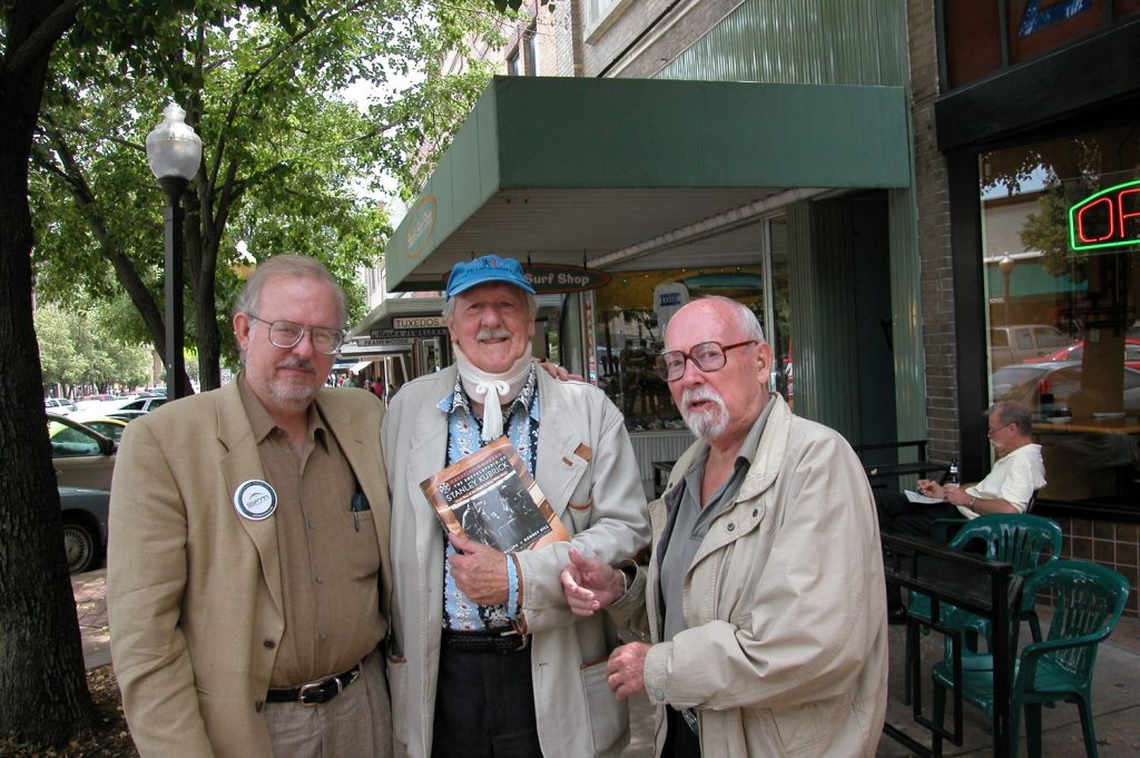Гарри Гаррисон (справа) вместе со старым другом Брайаном Олдиссом (в центре) и фантастом Грегом Биром.