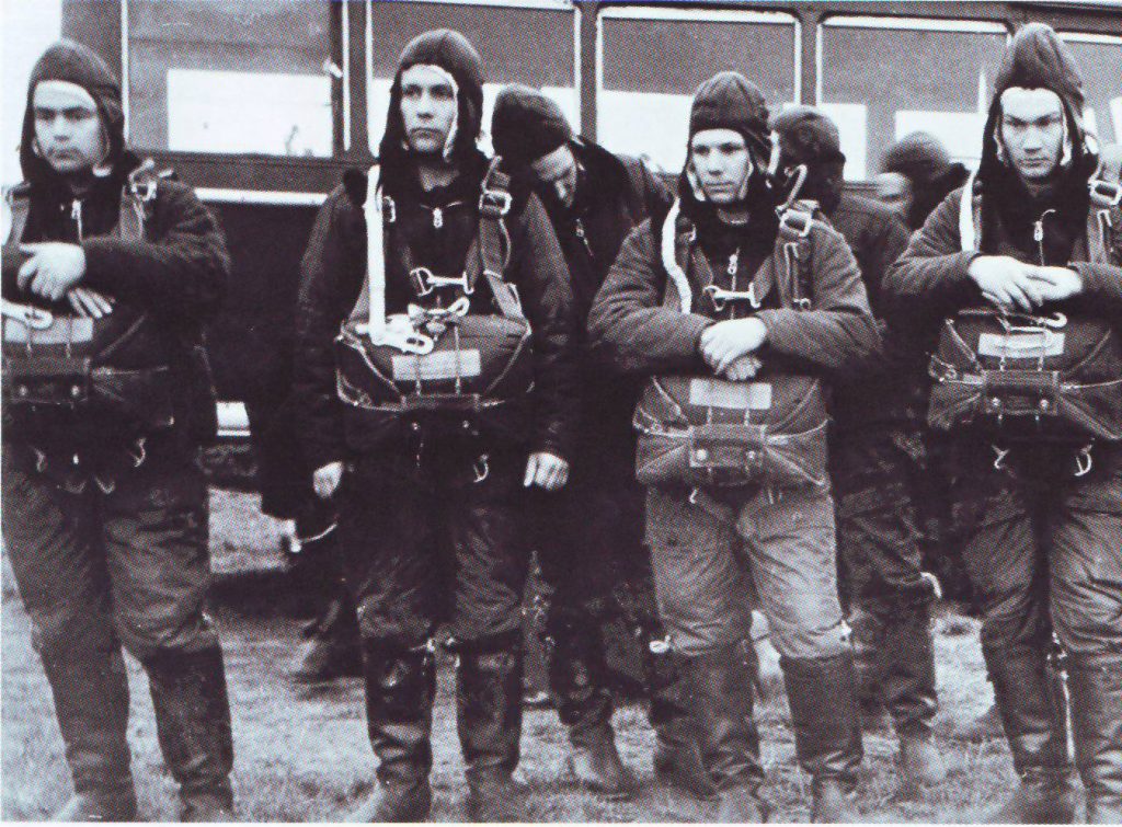Отряд слушателей-космонавтов на парашютной подготовке в Энгельсе (апрель 1960 года)