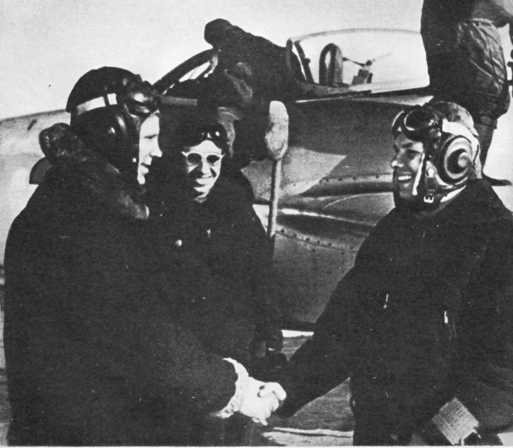 Командир эскадрильи поздравляет Юрия Гагарина с первым самостоятельным полётом (6 апреля 1958 года)