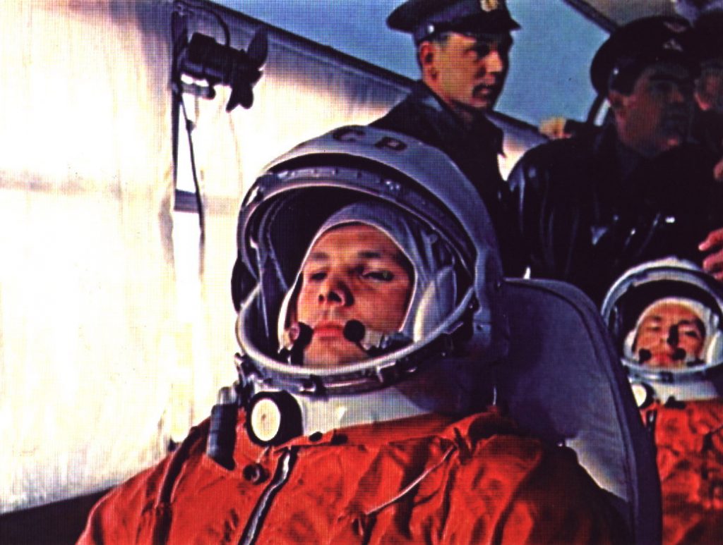 Первый космонавт и его дублёр по дороге на стартовый комплекс