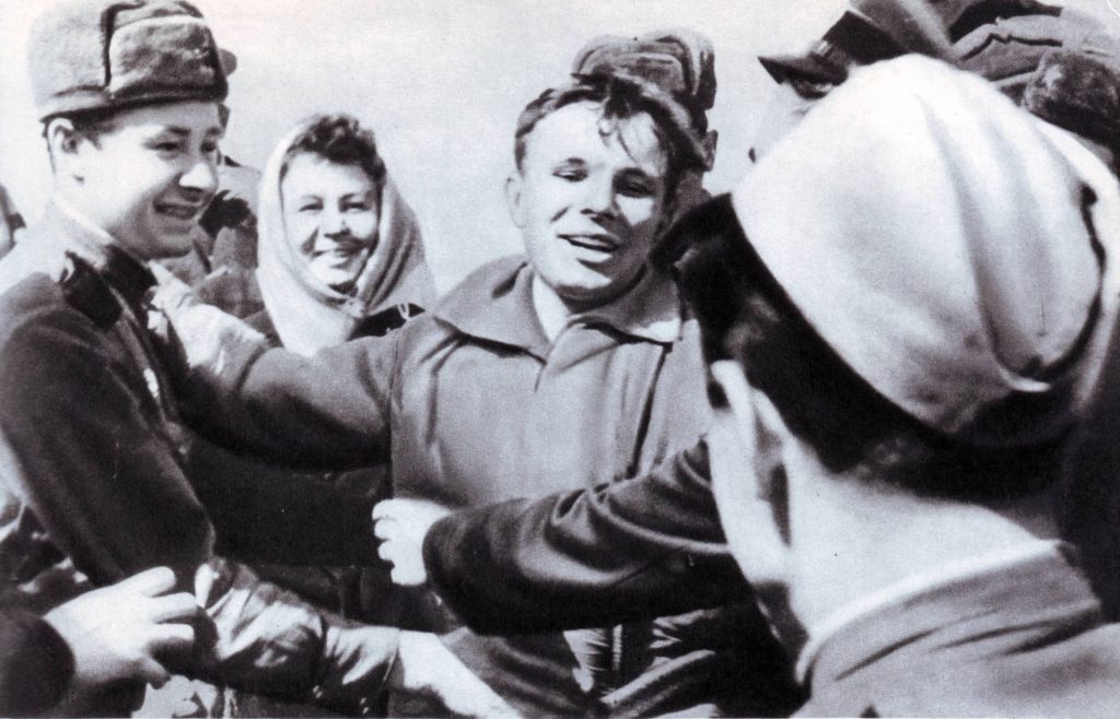 Юрий Гагарин после приземления среди военнослужащих ракетного дивизиона