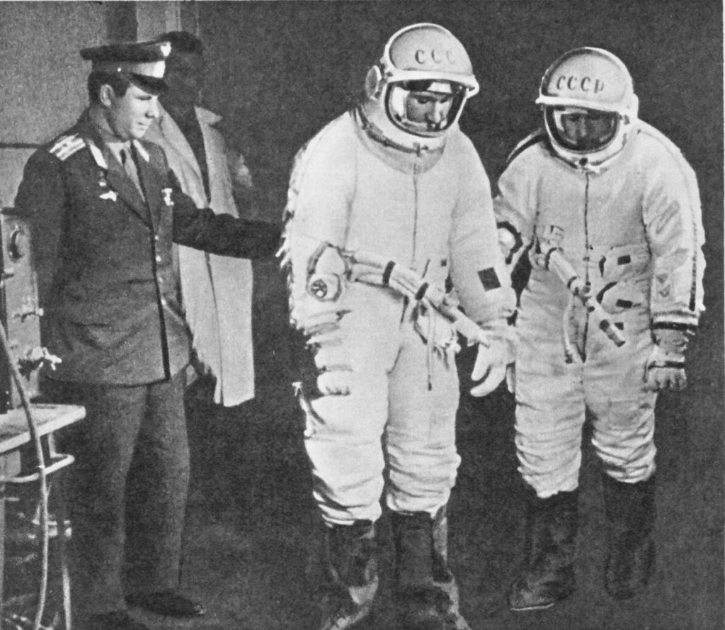 Юрий Гагарин провожает в полёт экипаж «Восхода-2»