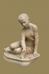 Древнегреческая скульптура девочки, играющей в бабки