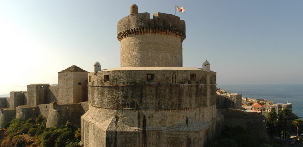 Дом Бессмертных Кварта — прямо на углу городских стен Королевской Гавани (башня Минчета в Старом Дубровнике)