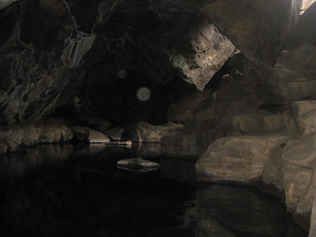 В жизни пещера очень тесная: даже двум туристам не разойтись, не то что съемочной группе с камерами