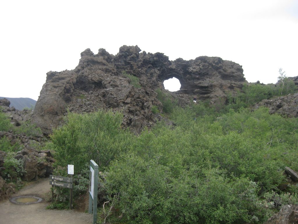 Замысловатые очертания застывшей лавы в Диммуборгир