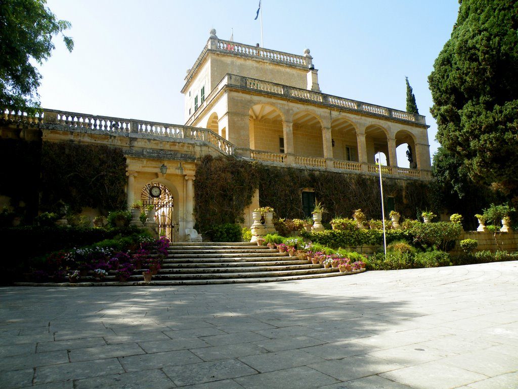 Вычурный дворец Сан-Антон на Мальте, где снимали Красный Замок в первом сезоне