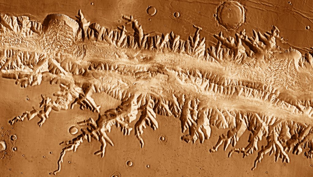 На современных фотографиях Марса каналов нет, но можно видеть древние русла рек