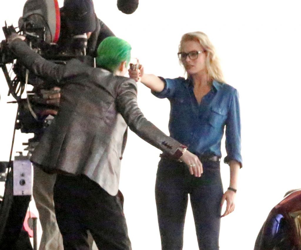 margot-robbie-on-the-set-of-suicide-squad-in-toronto-05-17-2015_7[1]
