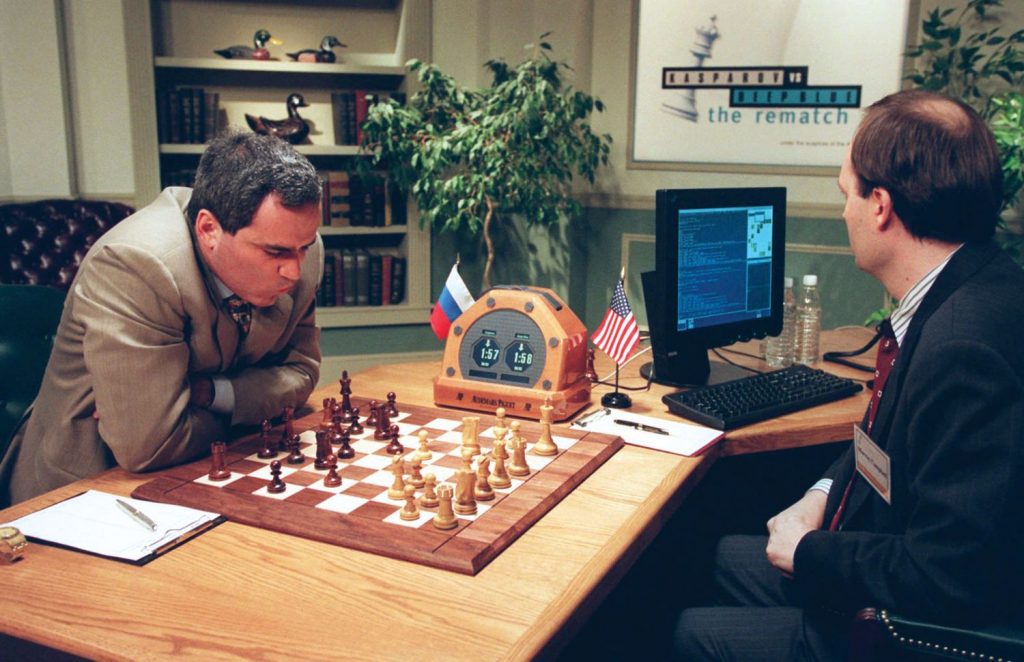 Чемпион мира по шахматам Гарри Каспаров играет против компьютера Deep Blue в 1997 году. Каспаров проиграл, был сильно этим расстроен и отказался признавать результаты соревнования и зарёкся впредь играть с роботами