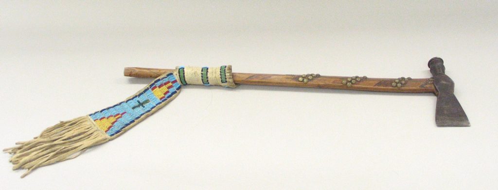 Метательный топорик — томагавк — ошибочно считается изобретением американских индейцев. Но сами ирокезы не ковали железное оружие. Удобные «ременные» топоры они покупали у европейских колонистов