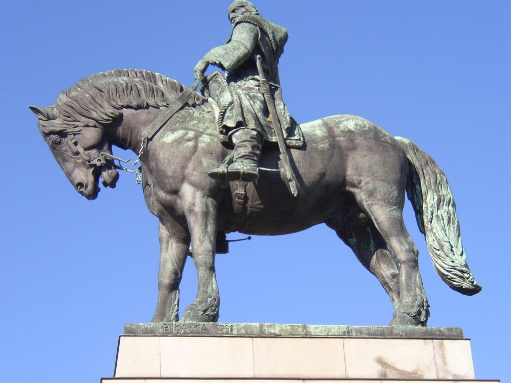 Памятник Яну Жижке в центре Праги недовольно косится на католиков.