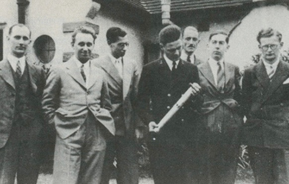 Артур Кларк (крайний справа) и его коллеги из Британского межпланетного общества.