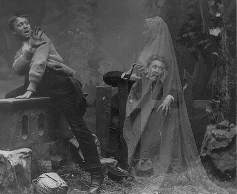 Уже в XIX веке призраки охотно фотографировались