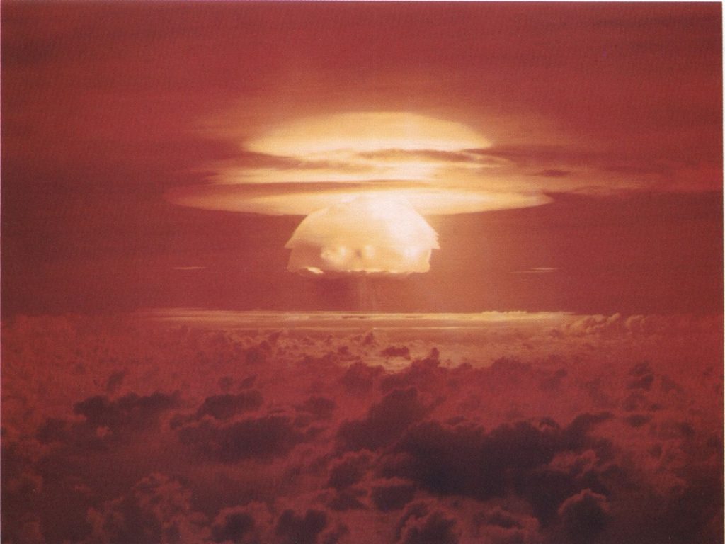 Взрыв «Кастл Браво», одной из самых мощных бомб в истории (впрочем, наша «Царь-Бомба» помощнее будет)