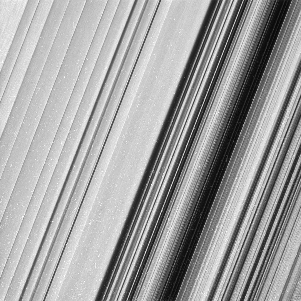 «Кассини» прислал новые снимки колец Сатурна