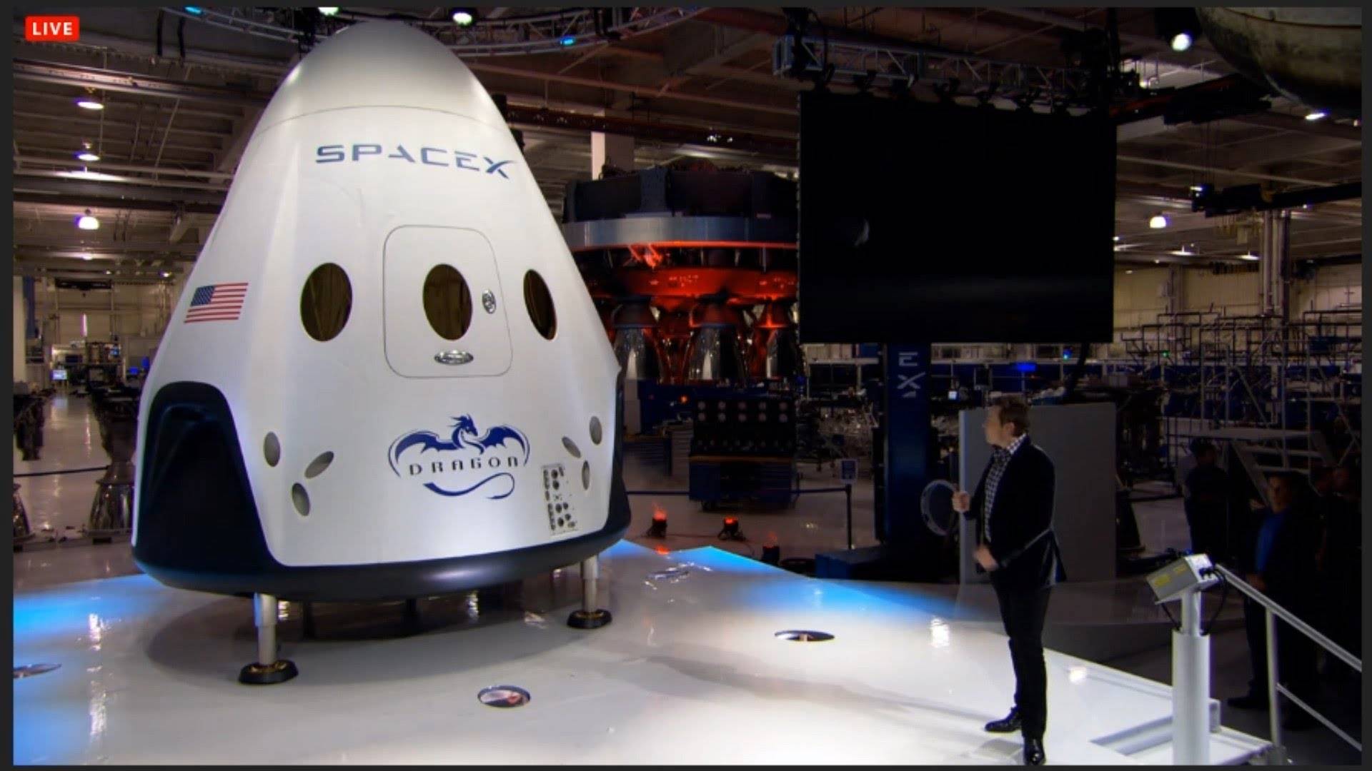 SpaceX отправит двух туристов на орбиту Луны в 2018 году
