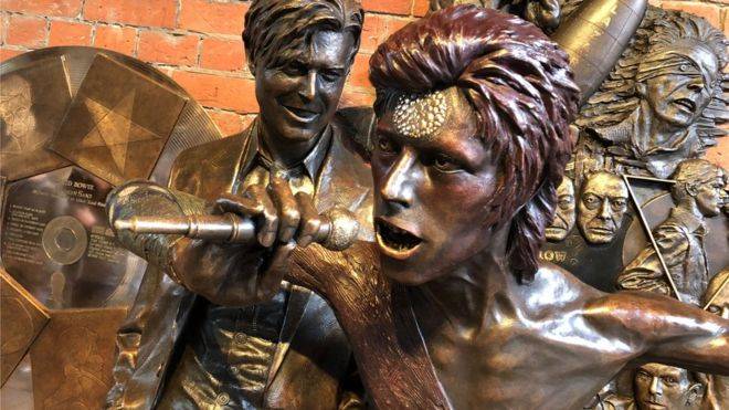 В Великобритании открыли первый памятник Дэвиду Боуи