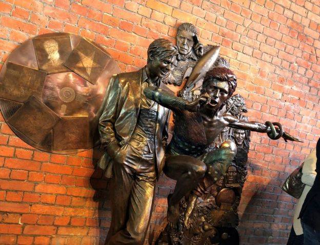 В Великобритании открыли первый памятник Дэвиду Боуи 1