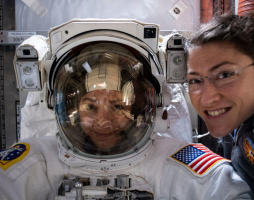 Впервые в истории сразу две женщина вышли в открытый космос