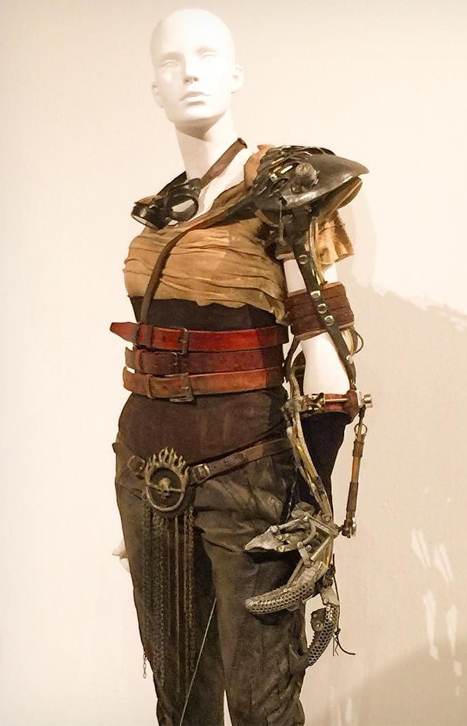 Если присмотреться, то в костюме Фуриозы можно разглядеть корсет XIX века. 