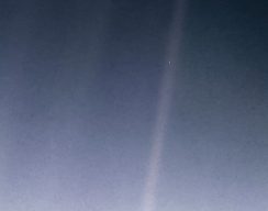 NASA обновило легендарный снимок аппарата Voyager-1 «Бледная голубая точка»