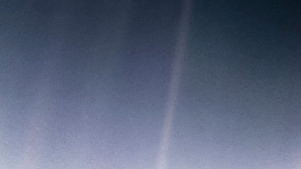 NASA обновило легендарный снимок аппарата Voyager-1 «Бледная голубая точка»