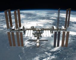 Частная космическая компания впервые доставила астронавтов на МКС