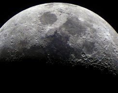 Специалисты NASA обнаружили воду на освещаемой части Луны