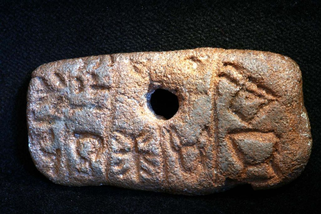 Нерасшифрованные тексты: загадки древних символов 12