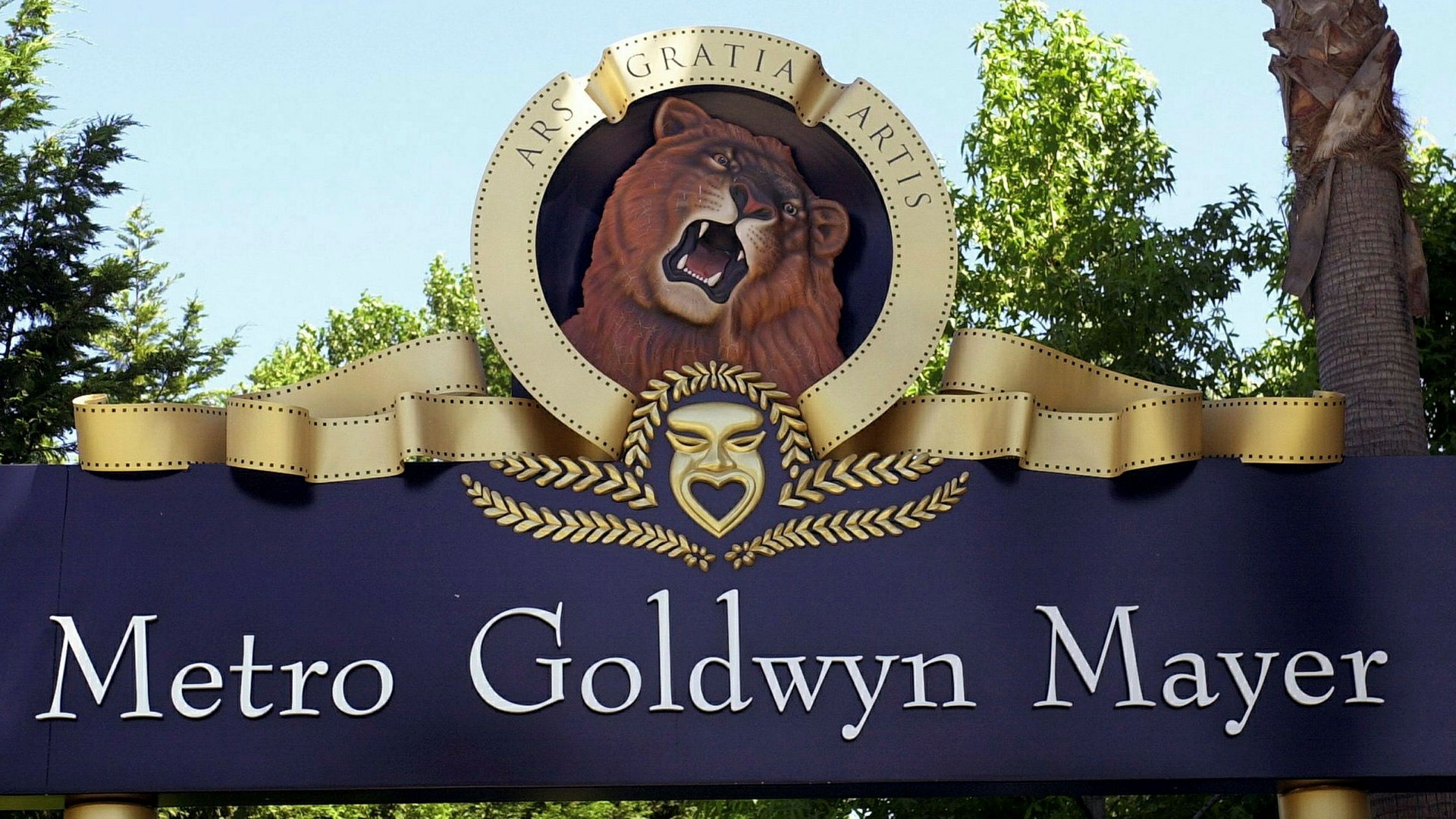 о приобретении киностудии Metro-Goldwyn-Mayer, чтобы увеличить амбиции свое...