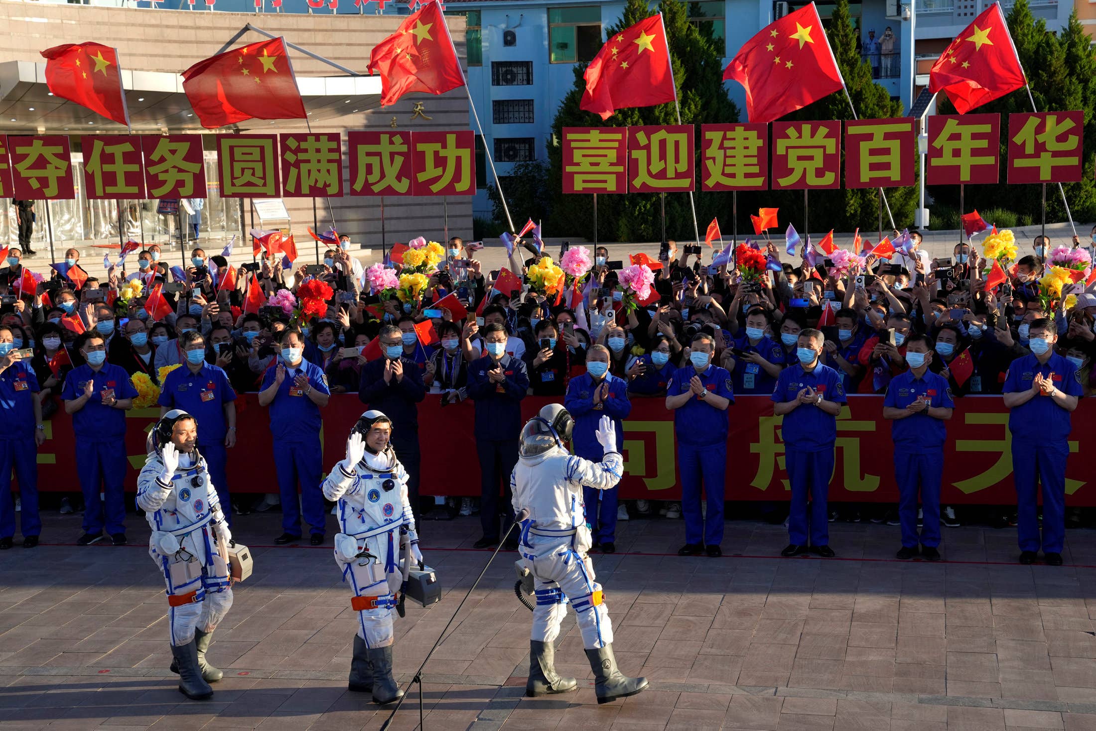Китай успешно доставил к новой космической станции первый экипаж
