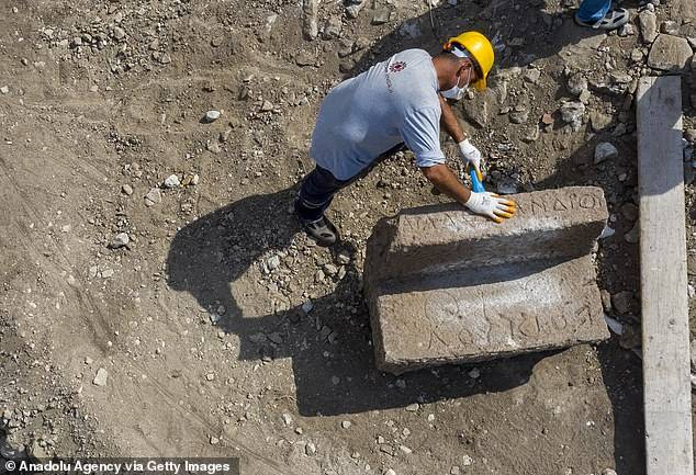 В Турции археологи обнаружили элитные места в амфитеатре возрастом 1800 лет