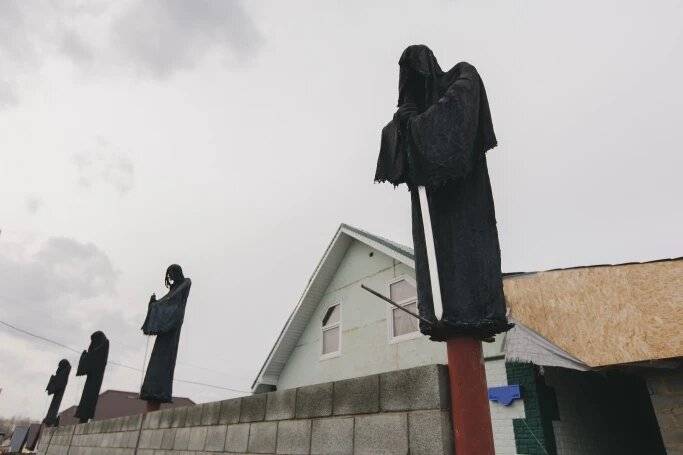 Житель Челябинска построил статуи назгулов на заборе вокруг загородного дома 1