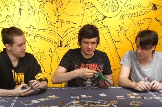 Видео: Алексей Зуйков, BadComedian и Семён Пыхтеев играют в карточный «Ужас Аркхэма»