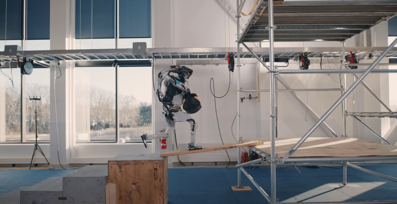 Робот из Boston Dynamics помогает на импровизированной стройке